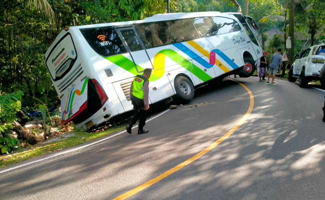 Sebuah bus DK 7724 GB tergelincir di Jala Raya Besakih, tepatnya tikungan pertama menuju objek wisata Bukit Jambul wilayah Dusun Gembelan, Desa Selat, Kecamatan Klungkung, Sabtu (7/5)