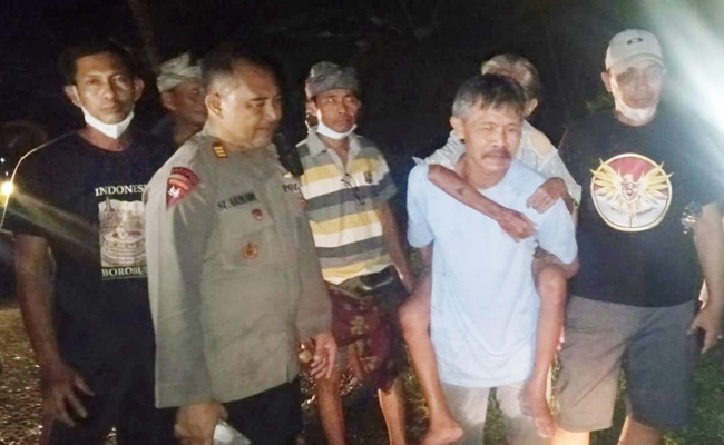 Korban Ni Wayan Linyar setelah ditemukan dibawa pulang dengan digendong karena lemas.