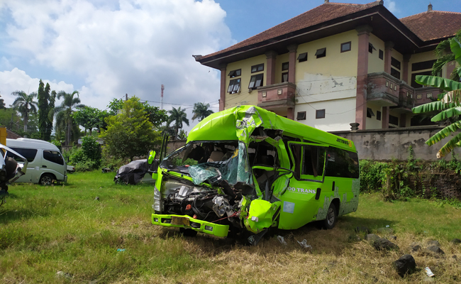 Travel maut yang dikemudian tersangka Darminto. (M.Basir/Radar Bali)