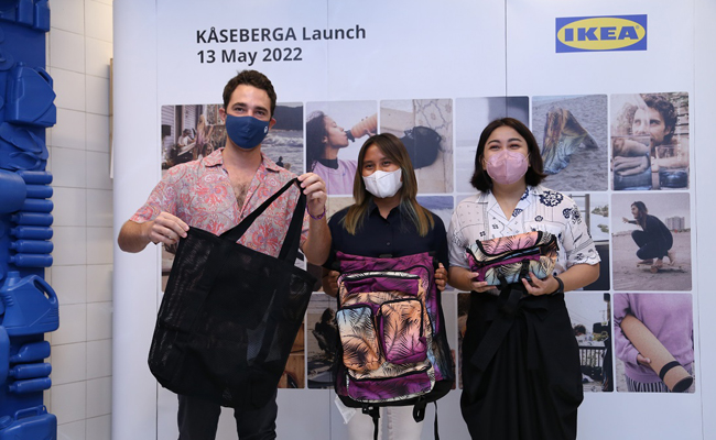 (Ki-Ka) Co-Founder Sungai Watch, Gary Bencheghib, Atlet Peselancar Internasional Indonesia, Dhea Natasya, dan Country Marketing Manager IKEA Indonesia, Dyah Fitrisally berfoto bersama sambil memperlihatkan produk KÅSEBERGA, Jumat (13/5). (IKEA INDONESIA F
