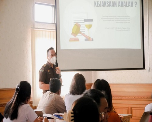 Jaksa I Nyoman Triarta Kurniawan memberikan penjelasan pada pegawai BPBD Badung. (ist)