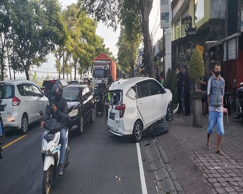 Tabrakan beruntun terjadi di Jalan Raya Denpasar Gilimanuk, tepatnya depan Hotel Made Bali, Banjar Pande, Sempidi, Mengwi, Badung. (ist)