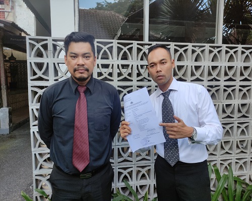 Dua kuasa hukum para korban menunjukan bukti laporan. (Marsell Pampur)