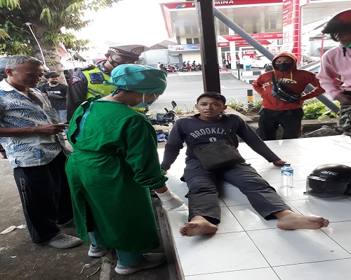 Pengendara motor mengalami luka-luka setelah terlibat kecelakaan dengan pengendara mobil. (ist)