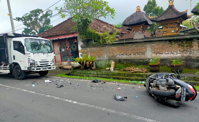 Mobil truk bertabrakan dengan sepeda motor NMax yang ditunggangi bule di Sebatu, Tegalalang. (ist)