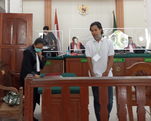 Ketut Budi Setiawan menjadi pesakitan. Pemuda 24 tahun kelahiran Denpasar ini disidangkan di PN Denpasar, Kamis (12/5). (adrian suwanto)