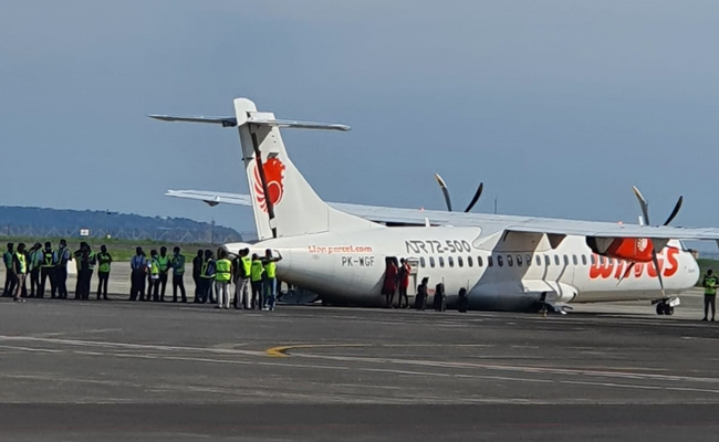Evakuasi penumpang pesawat Wing Air IW-1963 yang terperosok got dekat taxy way Bandara I Gusti Ngurah Rai, Selasa (31/5) sekitar pukul 14.25 Wita. (ist)