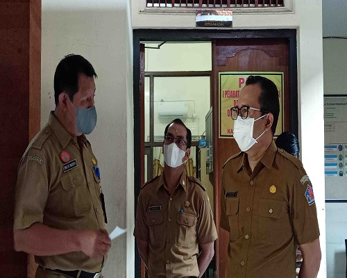 Sidak di Dinas Kependudukan dan Pencatatan Sipil (Disdukcapil) Buleleng. (eka prasetya)