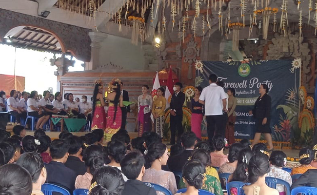 Siswa kelas XII SMK PGRI 1 Gianyar mengenakan kebaya dan jas, dilepas Minggu (29/5). (ib indra prasetia/radarbali)