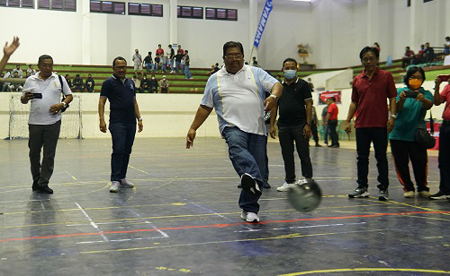 Bupati Buleleng Putu Agus Suradnyana saat membuka kejuaraan futsal di GOR Bhuana Patra Singaraja, Kamis (26/5/2022) pagi.