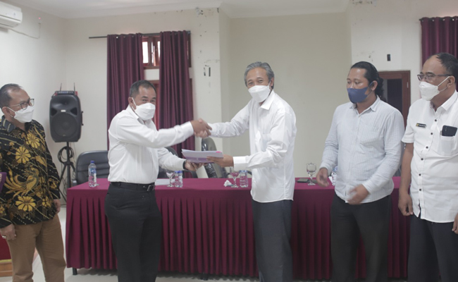 MENUJU UNIVERSITAS: Sekjen Bimas Hindu Kementerian Agama RI, I Made Santika, S.Sos., M.Si, (kiri) menyerahkan SK pembentukan prodi baru kepada Ketua STAH Negeri Mpu Kuturan Singaraja Dr. I Gede Suwindia, M.A, Selasa, (10/5). (IST)