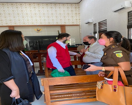 Terdakwa Gregory Lee Simpson (rompi merah) saat menjalani sidang di PN Denpasar. (ist)