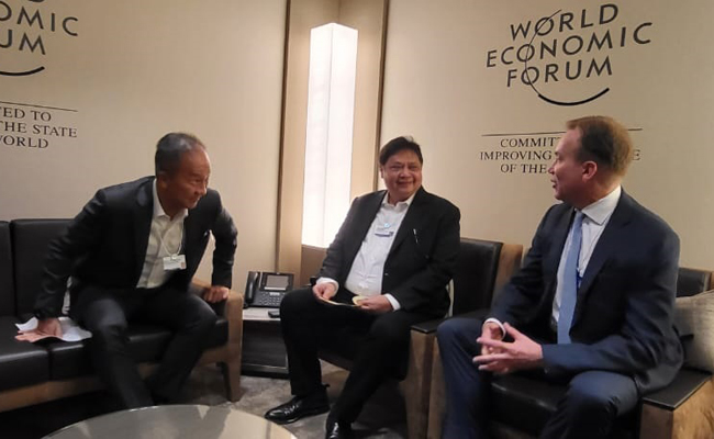 EKONOMI DIGITAL: Menteri Koordinator Bidang Perekonomian Airlangga Hartarto bertemu dengan Chief Executive Officer (CEO) Qualcomm Cristiano Amon di Qualcomm Haus, Davos-Swiss, Minggu (22/5). (ist)