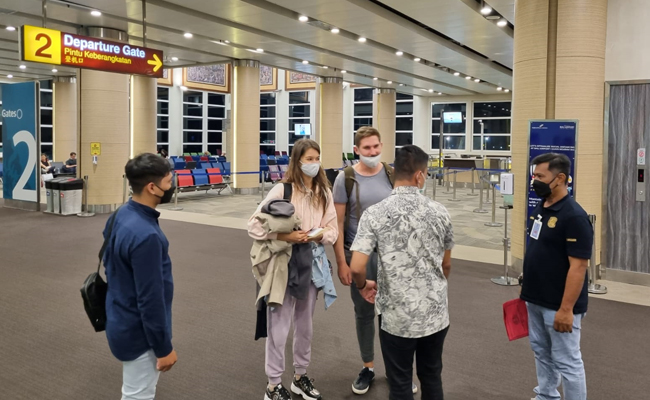Bule Rusia, Alina Fazleeva dan suaminya Amdrei Fazleev dideportasi, Jumat (6/5) sekitar pukul 20.05. (IST)