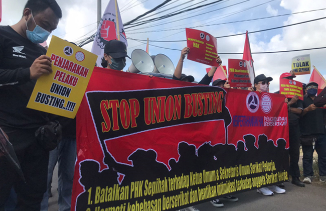 Puluhan massa dari Serikat Pekerja Mandiri melakukan aksi di depan pintu masuk Ayana Resort & Spa Jimbaran, Sabtu (14/5). (I MADE DWIJA PUTRA/ RADARBALI)