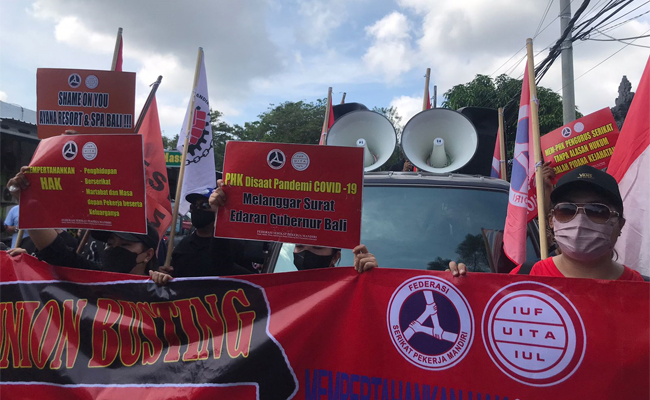 Demo pekerja dari FSPM di Hotel Ayana, Jimbaran terkait PHK dua pimpinan serikat pekerja di hotel tersebut, Sabtu (14/5). (i made dwija putra/radarbali)