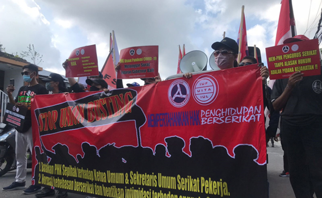 ILUSTRASI - Demo anggota Federasi Serikat Pekerja Mandiri (FSPM) Bali di Hotel Ayana Jimbaran terkait PHK dua pimpinan serikat pekerja di hotel tersebut, Sabtu (14/5).