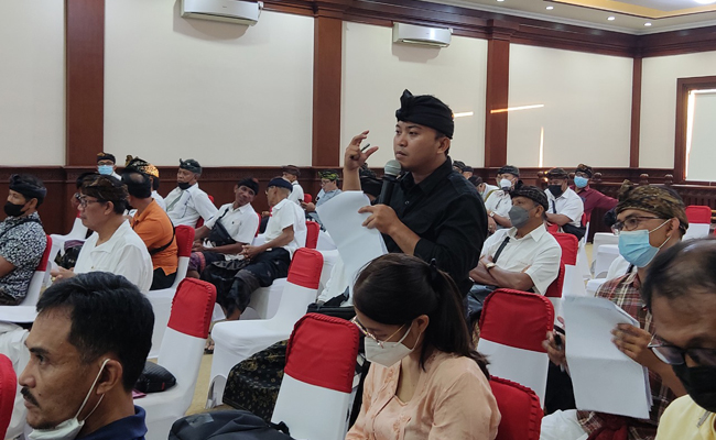 Direktur Walhi Bali Made Krisna Dinata hadiri acara Sosialisasi Rencana Proyek Terminal LNG Bali Sidakarya oleh Dewata Energi Bersih dan Perusda Bali yang diadakan di Gedung Pertemuan Madu Sedana, Intaran, Sanur pada Sabtu (21/5/2022). (ist)