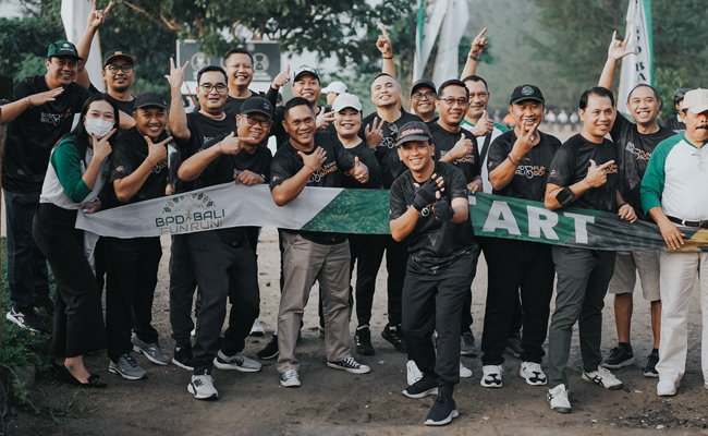 Dirut Bank BPD Bali, I Nyoman Sudharma berfoto bersama jajarannya, Minggu (29/5) pagi. (ist)