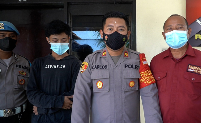 Kapolsek Denpasar Utara, Iptu Carlos Dolesgit (dua dari kanan) dan Mohamad Iswaldi Roshan (dua dari kiri) di Mapolsek Kuta Utara, Selasa (17/5). (MARSELL PAMPUR)