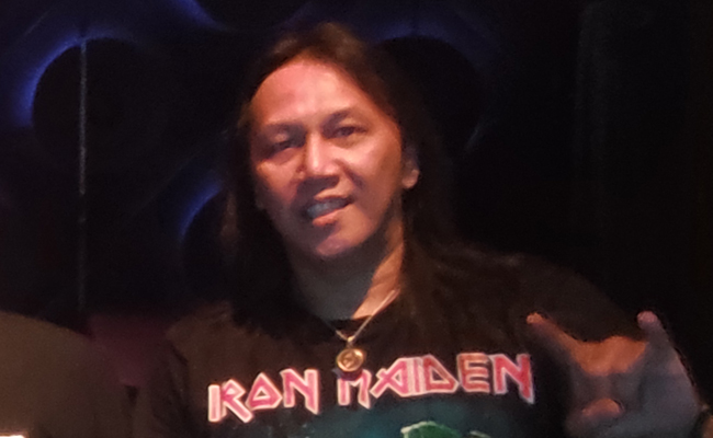 Roy Boomerang saat ikut gigs bersama band Lawang Pitu di Hard Rock Cafe Kuta. (ist)