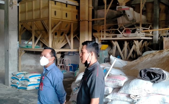 Perusahaan Daerah Dharma Santika (PDDS) Tabanan  melakukan inspeksi mendadak (Sidak) di gudang penggilingan beras yang berada di UD Merta Asih, Desa Beraban, Kediri Tabanan. (JULIADI/RADARBALI)