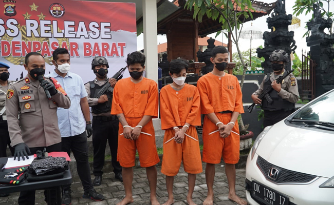 Ketiga pelaku penganiayaan Febrizal Dwi Orayogo, 26, Mohamad Dukuh Kailani, 26 dan Tatak Riki Budayat, 26, ditahan di Polsek Denpasar Barat. (marsell pampur/radarbali)
