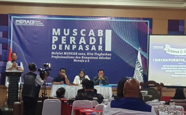 KOMPAK: 326 anggota DPC Peradi SAI Denpasar memberikan kepercayaan kepada I Wayan Purwita untuk melanjutkan tugas hingga tahun 2026 mendatang. (ist)