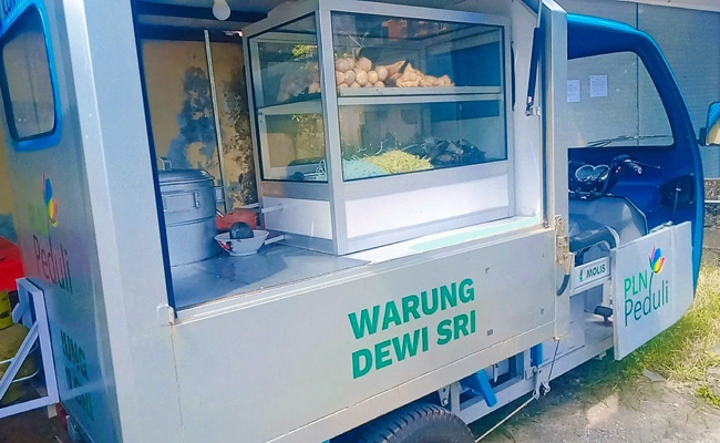 LEBIH UNTUNG: Menggunakan gerobak listrik, Warung Dewi Sri mampu meraup rezeki yang lebih maksimal. (PLN UID BALI FOR RADAR BALI)