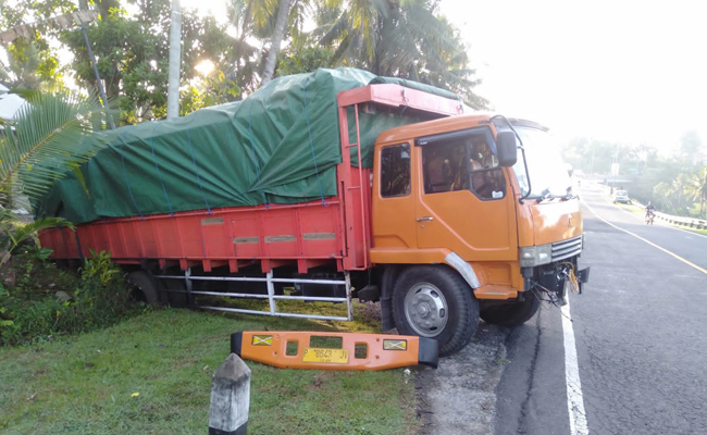 Kondisi truck Fuso Mitsubishi bernopol P 8643 UV yang mengangkut gabah kering yang tak kuat menanjak.