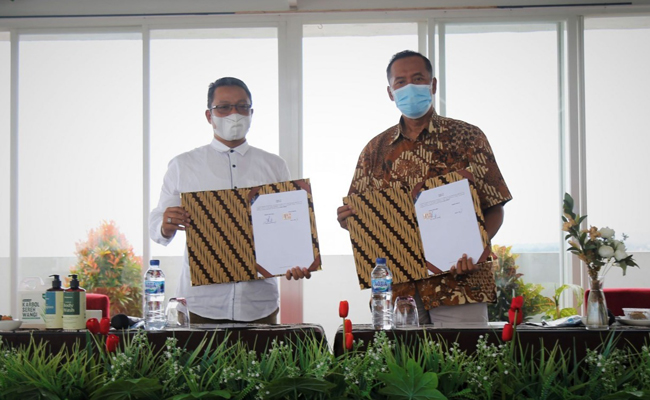 MOU: Rektor UMM Dr. Fauzan, M.Pd. (kanan) menjalin kerja sama strategis dalam pengembangan Center for Future of Work. (UMM FOR RADAR BALI)