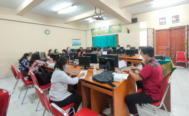 TINGKATKAN KUALITAS SDM: Tim Riset Keilmuan FKIP Unmas Denpasar berkolaborasi tingkatkan kualitas Guru SMP Saraswati 1 Denpasar. (IST)
