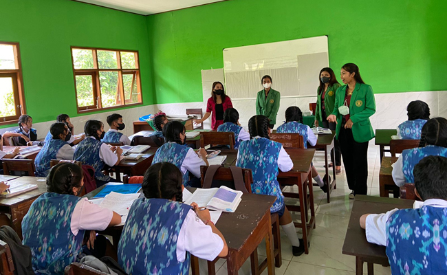 EDUKASI: Mahasiswa Prodi Pendidikan Sejarah FKIP Unmas Denpasar berbagi tips belajar Sejarah bagi para siswa. (IST)