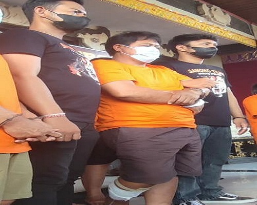 Tersangka Gede Suparma meringis kesakitan setelah kakinya bersarang timah panas. (ist)