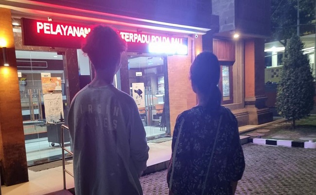 BN, korban penganiayaan di Opera Club saat melaporkan kekerasann yang dialaminya ke SPKT Polda Bali, Kamis (2/5). (ist)