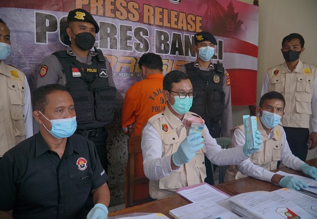 Bendahara LPD Langgahan, Desa/Kecamatan Kintamani I Made Mariana, 40, saat diperlihatkan ke media di Polres Bangli.(ist)