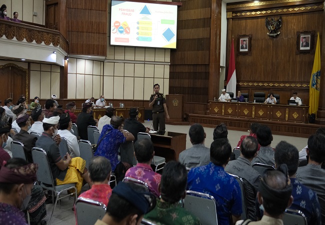 Kasi Penkum Kejati Bali A Luga Harlianto saat memberikan sosialisasi tentang fraud pengelolaan LPD di Bali. (ist)