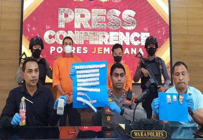 Dua tersangka pengedar narkoba I Ketut Lanus Wartama (kanan belakang) dan Riski Ramajaya (kiri), saat diperlihatkan ke media. (M. BASIR/RADAR BALI)