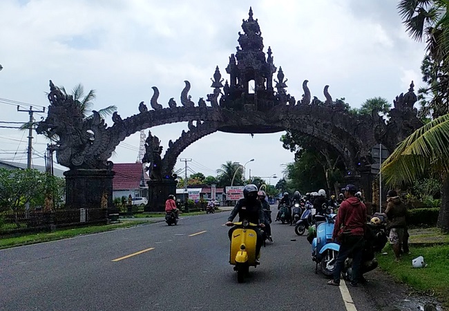 Para pengendara vespa saat istirahat dan foto bersama di Gelung Kori Gilimanuk. (M. BASIR/ RADAR BALI)