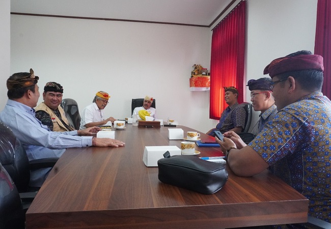 AMAN HARI RAYA: GM PT PLN (Persero) UID Bali, I Wayan Udayana (2 dari kanan) dan jajaran berkunjung ke Sekretariat MDA Provinsi Bali, Kamis (2/6) kemarin.  (PLN UID BALI FOR RADAR BALI)
