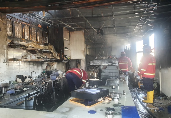 Petugas damkar memadamkan api di coffee shop bernama Crafe yang terletak di Jalan Merdeka, Renon, Denpasar Timur. (ist)