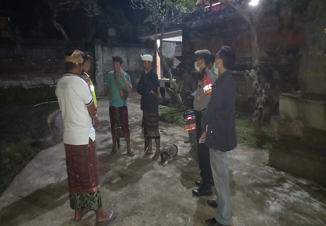 Polisi berjaga di lokasi pencabutan penjor milik keluarga Ketut Warka beserta anaknya I Wayan Gede Kartika di Desa Adat Taro Kelod, Desa Taro, Kecamatan Tegallalang. (ist)
