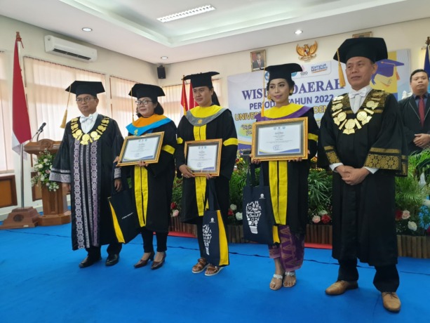 CETAK SDM BERKUALITAS: Wakil Rektor Bidang Sistem Informasi dan Kemahasiswaan Ir. Adi Winata, M.Si.  didampingi Direktur Universitas Terbuka Denpasar, Agus Tatang Sopandi, S.Sn., M.Pd. lepas wisudawan, Rabu (15/6). (Ni Kadek Novi Febriani/Radar Bali)