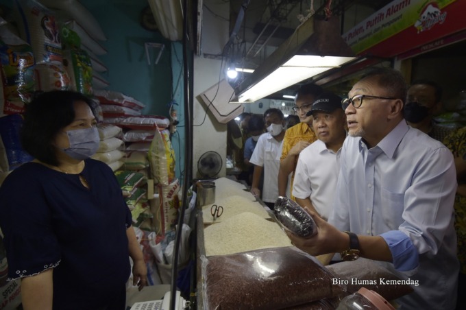 BAHAGIA: Menteri Perdagangan, Zulkifli Hasan bersama Wakil Menteri Perdagangan, Jerry Sambuaga dan Sekretaris Jenderal Kemendag, Suhanto mengunjungi Pasar Cibubur, Jakarta, Kamis (16/6). (IST)