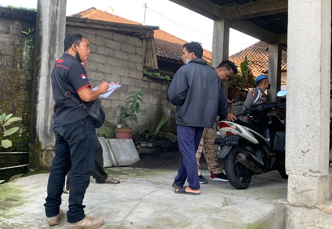 Polisi melakukan olah TKP di salah satu lokasi raibnya sepeda motor milik warga. (ist)