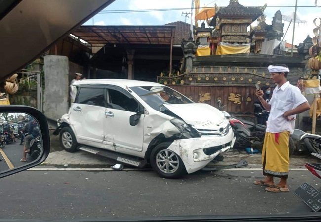Sejumlah kendaraan mengalami kerusakan setelah diseruduk Bus Pariwisata bernopol B 7134 WGA di jalur Denpasar-Singaraja, persis kejadian berada di daerah Banjar Dinas Pacung, Desa Baturiti, Kecamatan Baturiti, Tabanan.(ist)