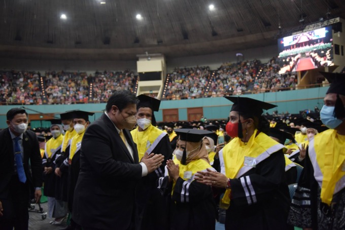 UCAPAN SELAMAT: Menteri Koordinator Bidang Perekonomian Airlangga Hartarto saat memberi Pembekalan kepada para Wisudawan yang disampaikan dalam Wisuda Universitas Nasional Tahun 2022, Minggu (19/6). (ist)