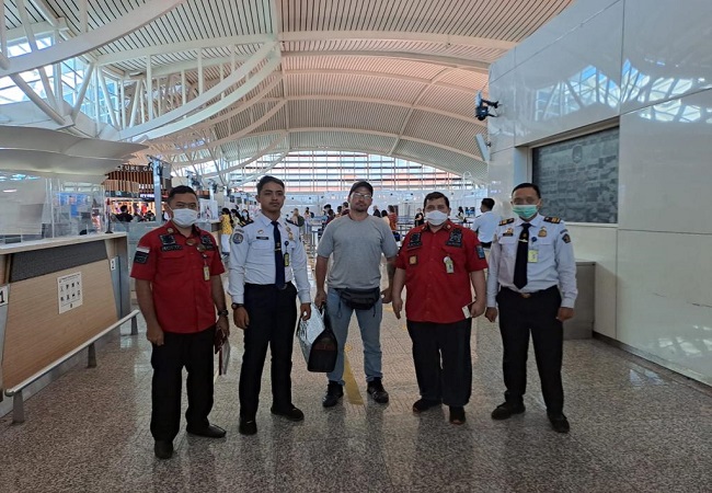 WNA Polandia (tengah) saat di bandara I Gusti Ngurah Rai. (ist)