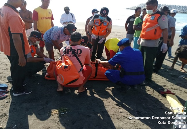 Korban tenggelam di pantai Padang Galak, Denpasar Timur saat dievakuasi petugas. (ist)