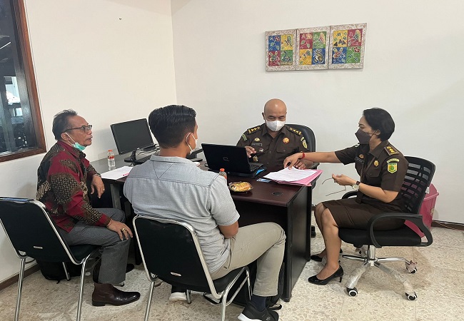 Dewa Gede Radhea (kanan) menjalani pemeriksaan di Kejati Bali, Selasa (21/6). (ist)